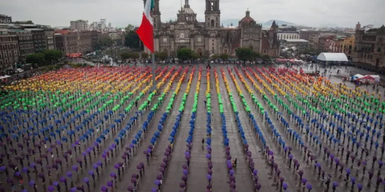 Levanta CDMX en el Zócalo la bandera LGBTTTIQ+ más grande del mundo