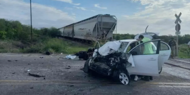Tren embiste a vehículo que intentó ganarle el paso en Tamaulipas; tres lesionados