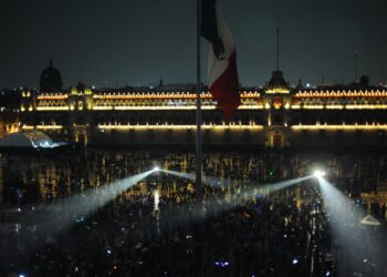“Memoria Luminosa. México Tenochtitlan” transforma el Zócalo en un viaje audiovisual por 700 años de historia.