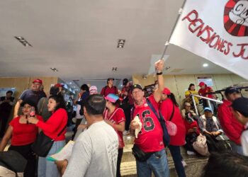 CNTE toma edificio de la SEP y advierte: “Si no hay solución, aquí nos quedamos”