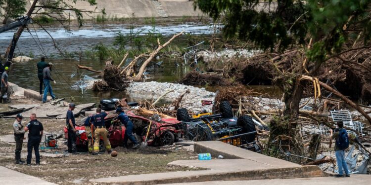 Desmienten solicitud de green card a rescatistas mexicanos tras inundaciones en Texas