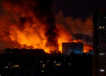 Tras llamada con Trump, Putin lanza su mayor bombardeo hasta ahora contra Ucrania